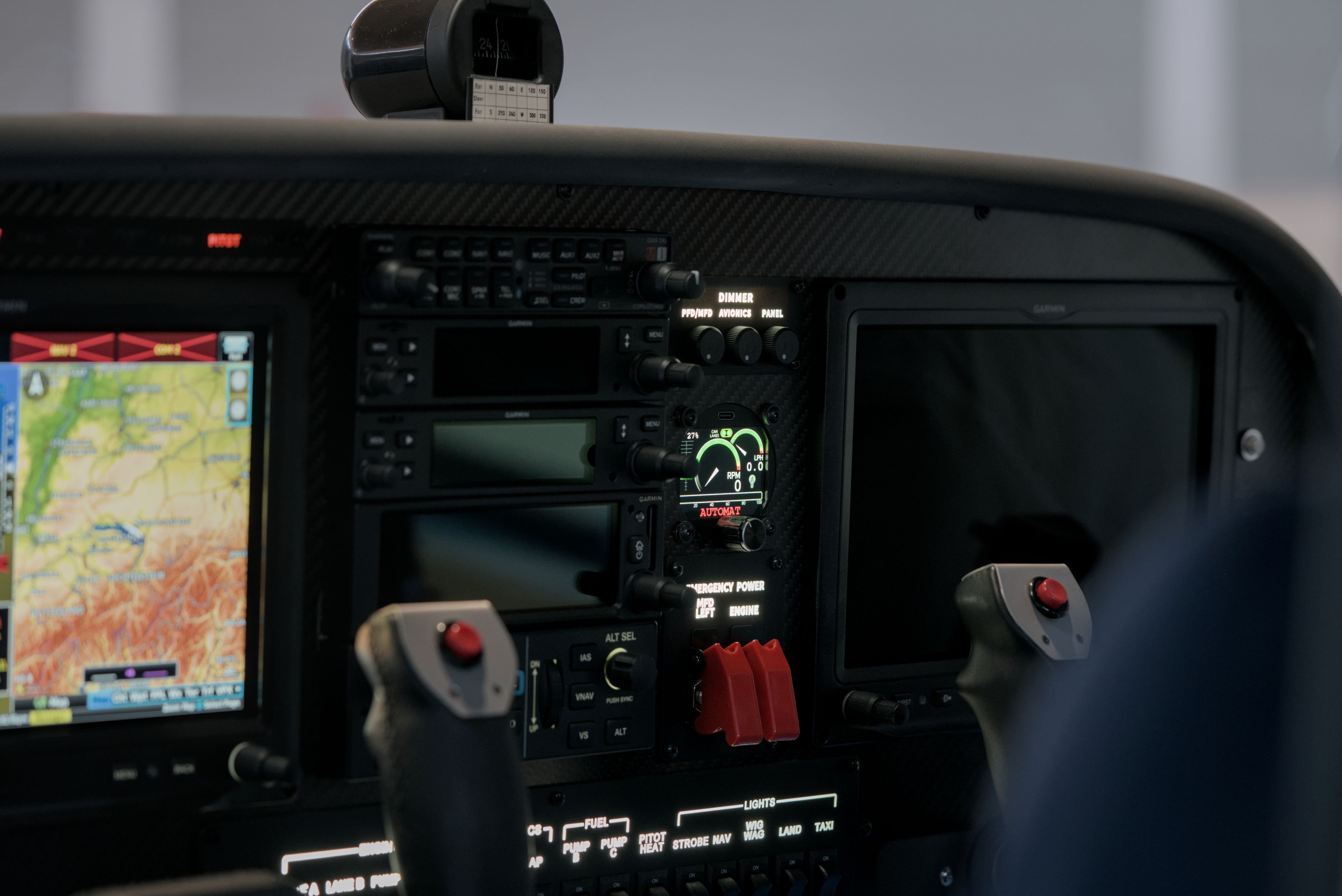 Palubní deska letounu Legend 600 výrobce Aero Pilot s.r.o. s řídicí jednotkou Mavionics Governor Controller (AeroExpo Friedrichshafen 2026).