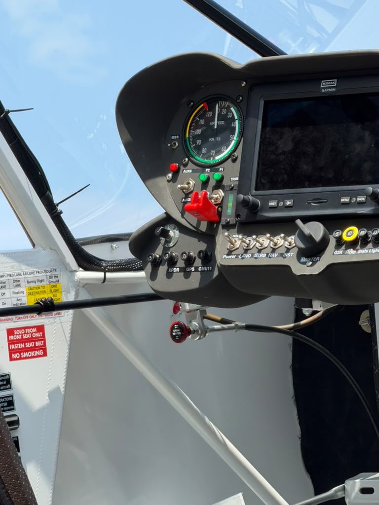 Verze s jednoduchým přepínačem (vlevo) v letounu NORDEN výrobce Zlín Aviation s.r.o., vystavená SportairUSA na Oshkosh AirVenture 2026.