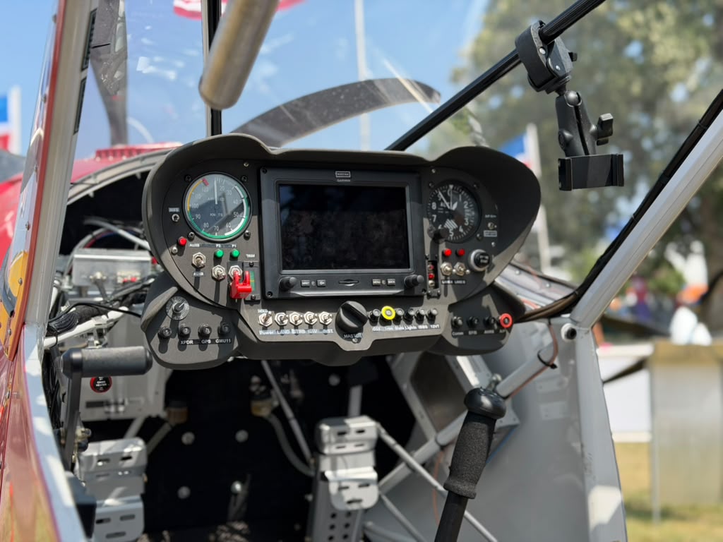 Verze s jednoduchým přepínačem (vlevo) v letounu NORDEN výrobce Zlín Aviation s.r.o., vystavená SportairUSA na Oshkosh AirVenture 2026.