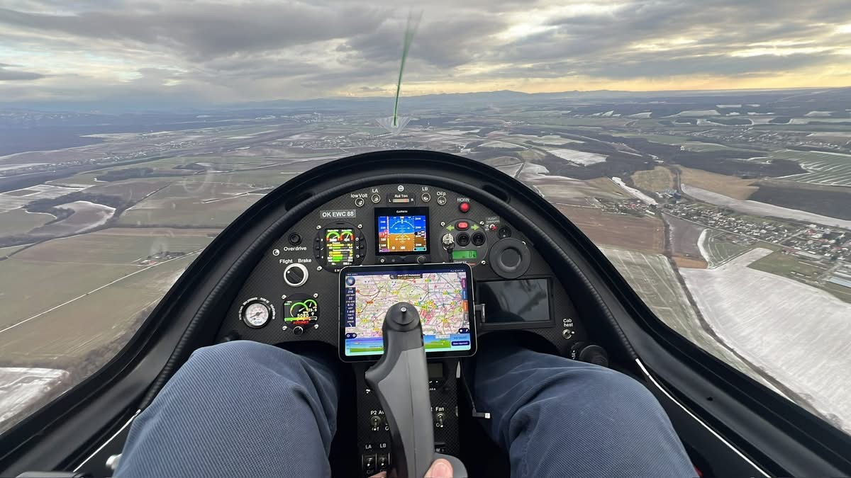 Enjoying flight with AutoGyro Calidus using AUTOMATIC mode of Mavionics Governor Controller. The display has high contrast, brightness and clarity.